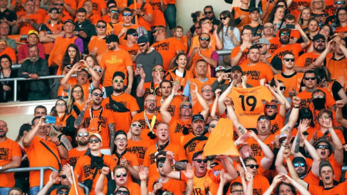 Landespokalfinale BSG Wismut Gera - FC Carl Zeiss Jena Geraer Fans im Stadion.