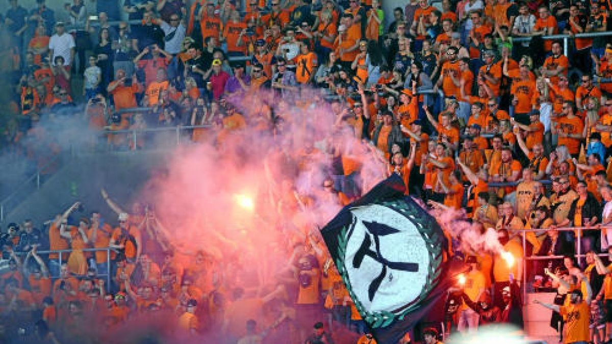 Landespokalfinale BSG Wismut Gera - FC Carl Zeiss Jena Pyro im Wismut-Block