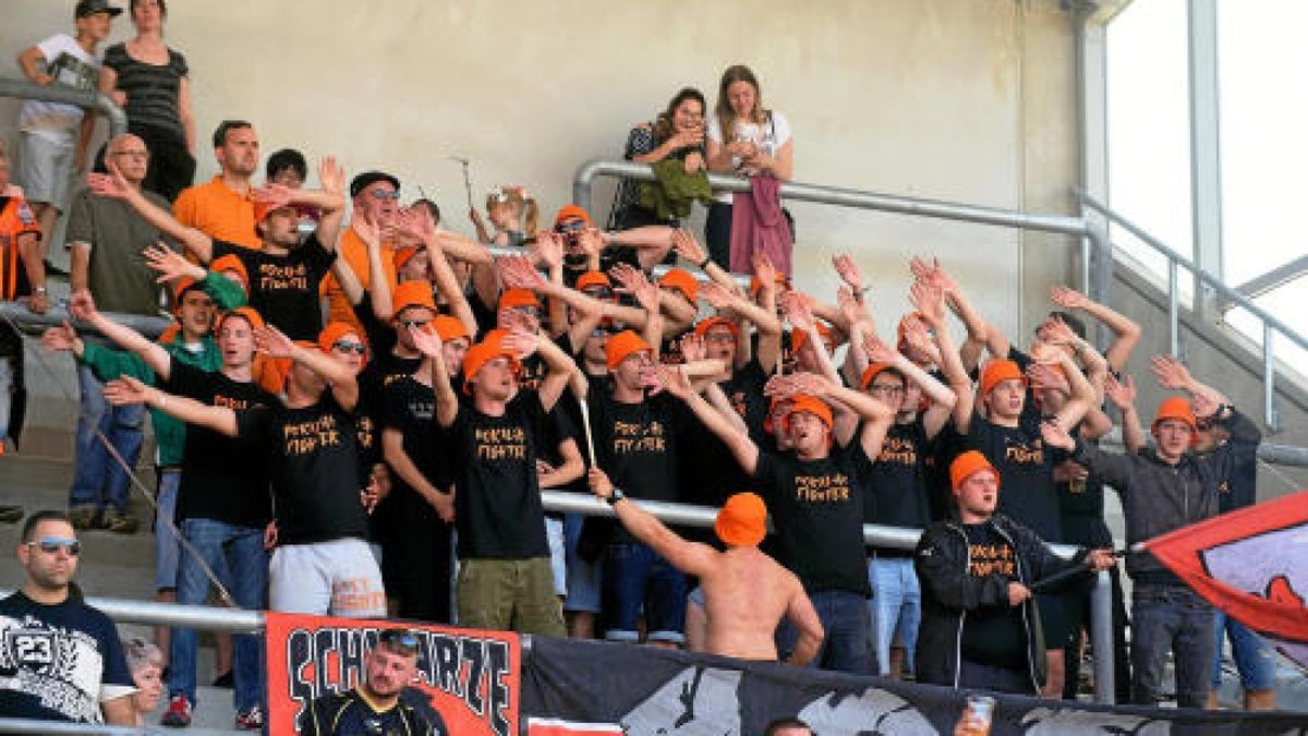 Landespokalfinale BSG Wismut Gera - FC Carl Zeiss Jena Mit 1000 Fans war die BSG Wismut nach Erfurt gereist.