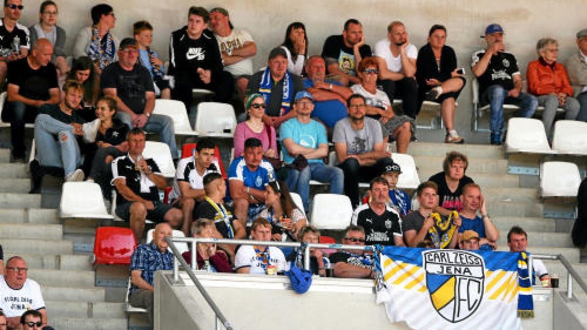 Landespokalfinale BSG Wismut Gera - FC Carl Zeiss Jena Jenaer Fans im Stadion