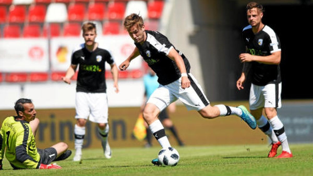 Landespokalfinale BSG Wismut Gera - FC Carl Zeiss Jena Julian Günther-Schmidt (FC Carl Zeiss Jena, links) gegen Alexander Just (Torwart BSG Wismut Gera)