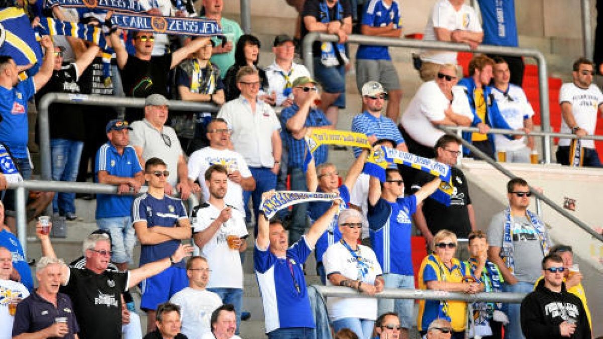 Landespokalfinale BSG Wismut Gera - FC Carl Zeiss Jena Jenaer Fans im Stadion