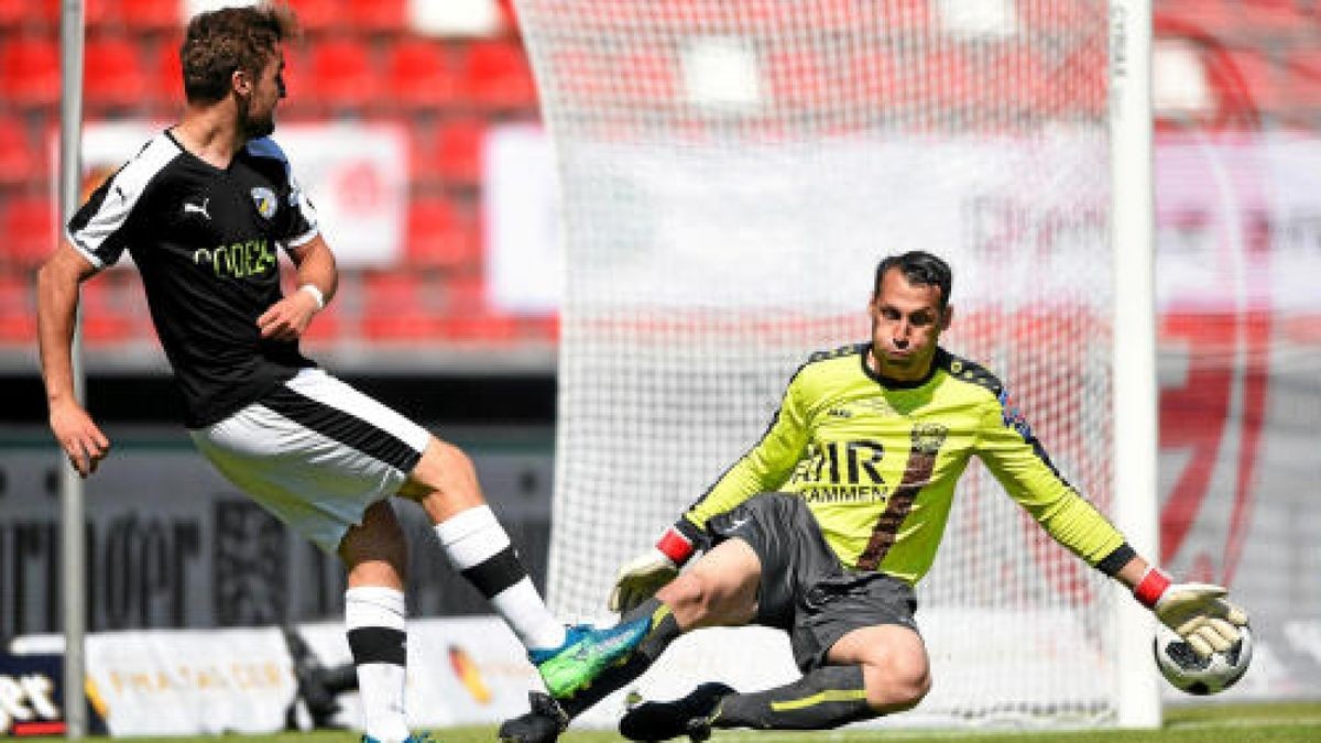 Landespokalfinale BSG Wismut Gera - FC Carl Zeiss Jena Julian Günther-Schmidt (FC Carl Zeiss Jena, links) gegen Alexander Just (Torwart BSG Wismut Gera)