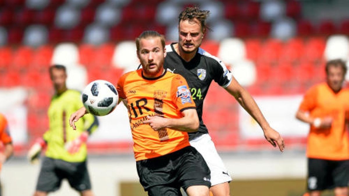 Landespokalfinale BSG Wismut Gera - FC Carl Zeiss Jena Timo Slawik (BSG Wismut Gera) vor Timmy Thiele (FC Carl Zeiss Jena) am Ball.