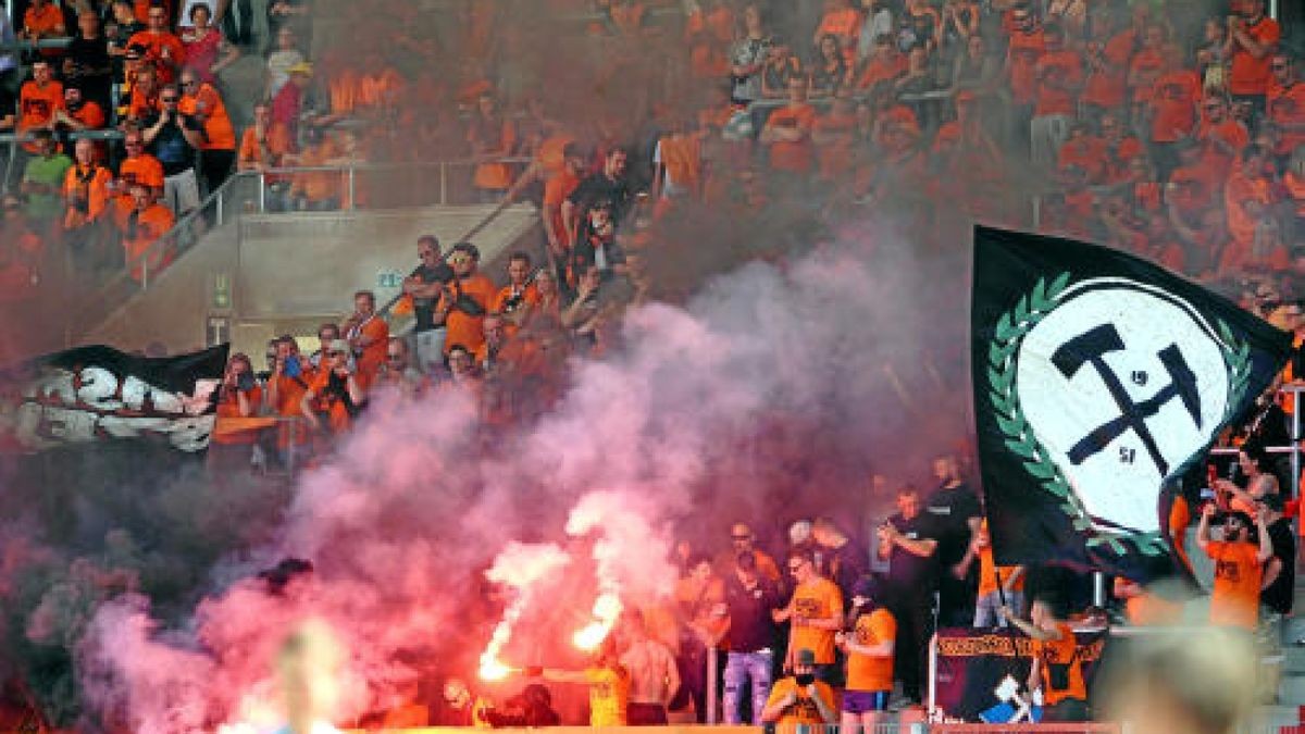 Landespokalfinale BSG Wismut Gera - FC Carl Zeiss Jena Pyro im Wismut-Block