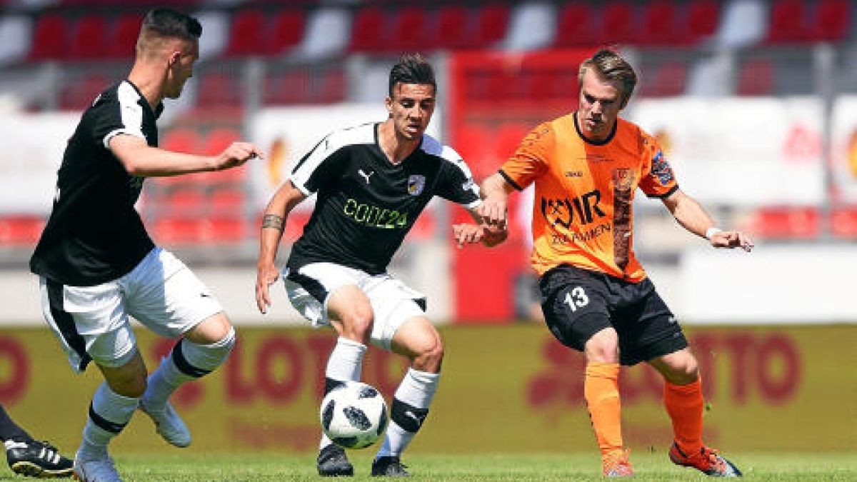 Landespokalfinale BSG Wismut Gera - FC Carl Zeiss Jena Justin Schau (FC Carl Zeiss Jena) spielt vor Stefan Raßmann (BSG Wismut Gera, rechts)