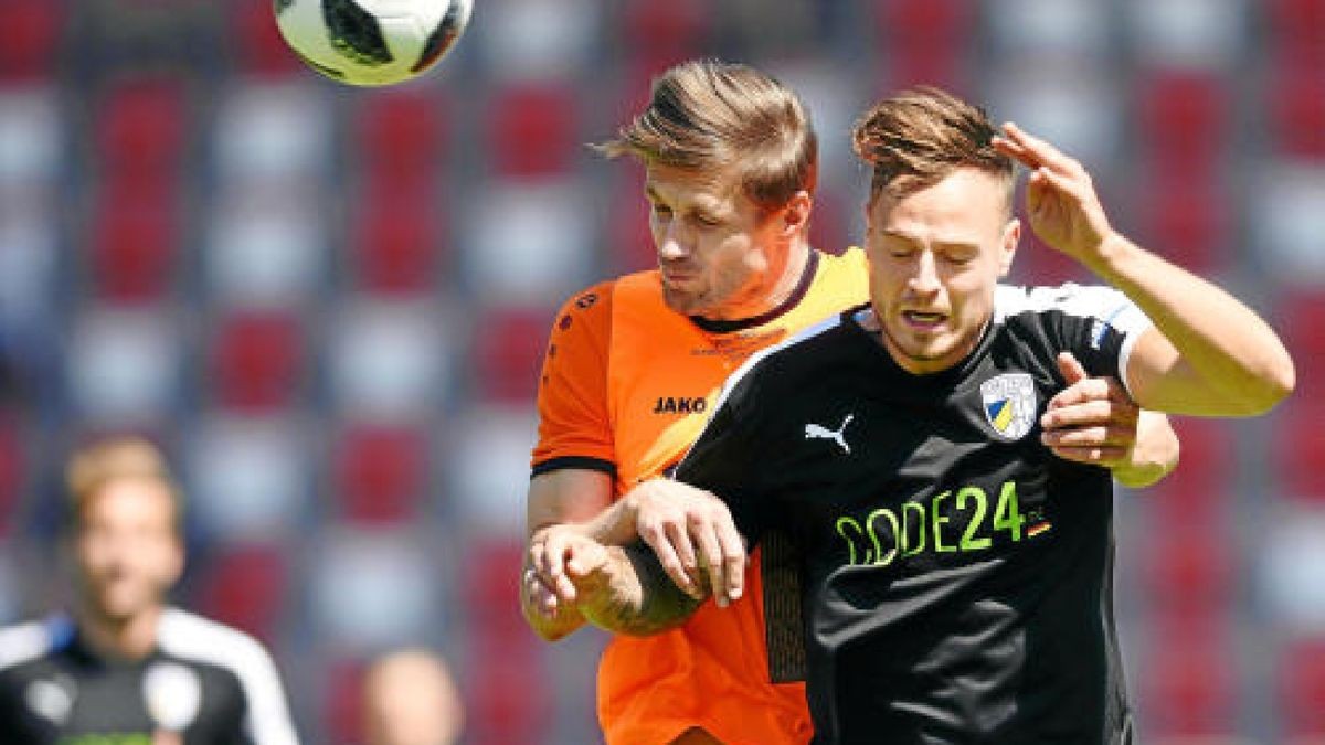 Landespokalfinale BSG Wismut Gera - FC Carl Zeiss Jena Robert Paul (BSG Wismut Gera, links) und Timmy Thiele (FC Carl Zeiss Jena)