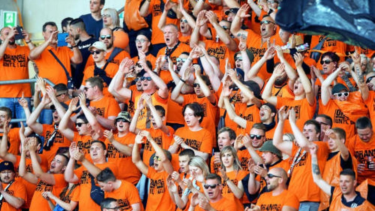 Landespokalfinale BSG Wismut Gera - FC Carl Zeiss Jena Mit 1000 Fans war die BSG Wismut nach Erfurt gereist.