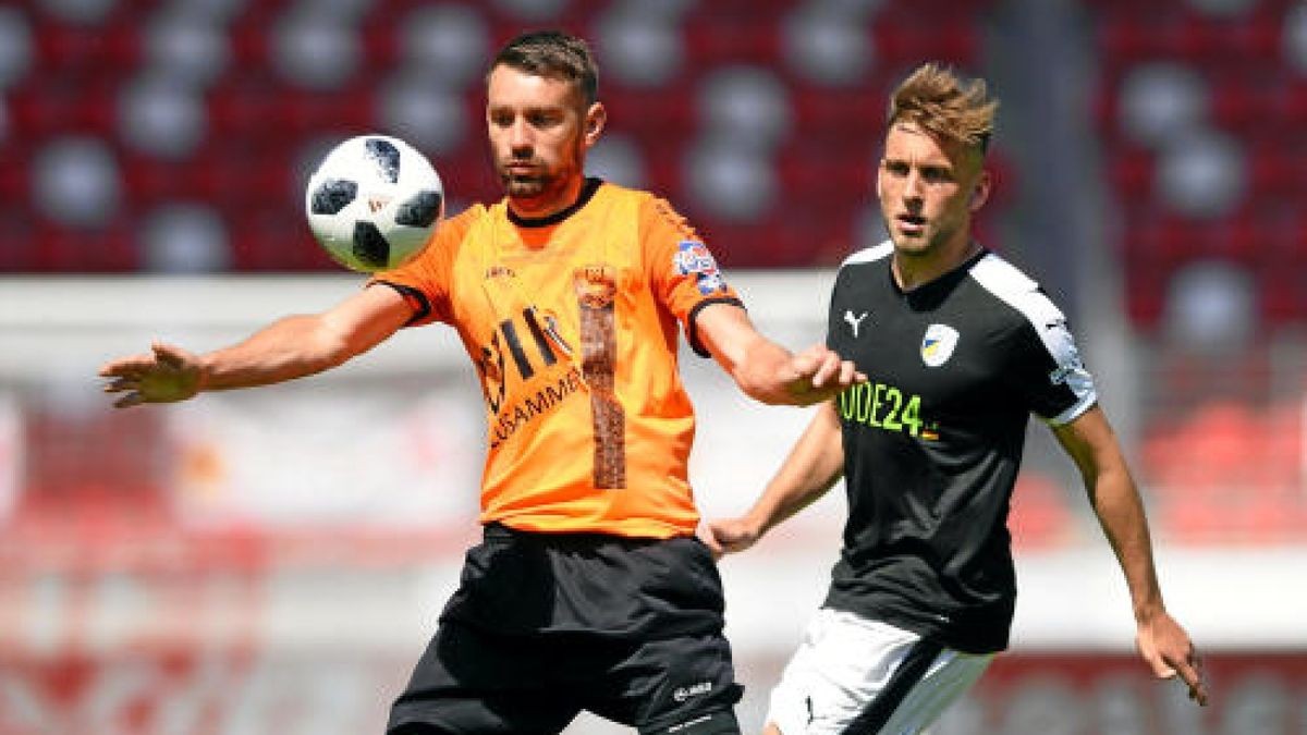 Landespokalfinale BSG Wismut Gera - FC Carl Zeiss Jena Andreas Luck (BSG Wismut Gera, links) und Dennis Slamar (FC Carl Zeiss Jena)