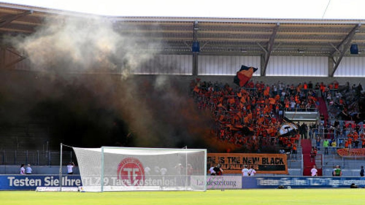 Landespokalfinale BSG Wismut Gera - FC Carl Zeiss Jena Die Geraer Fans zündeten eine Rauchbombe vorm Anpfiff.