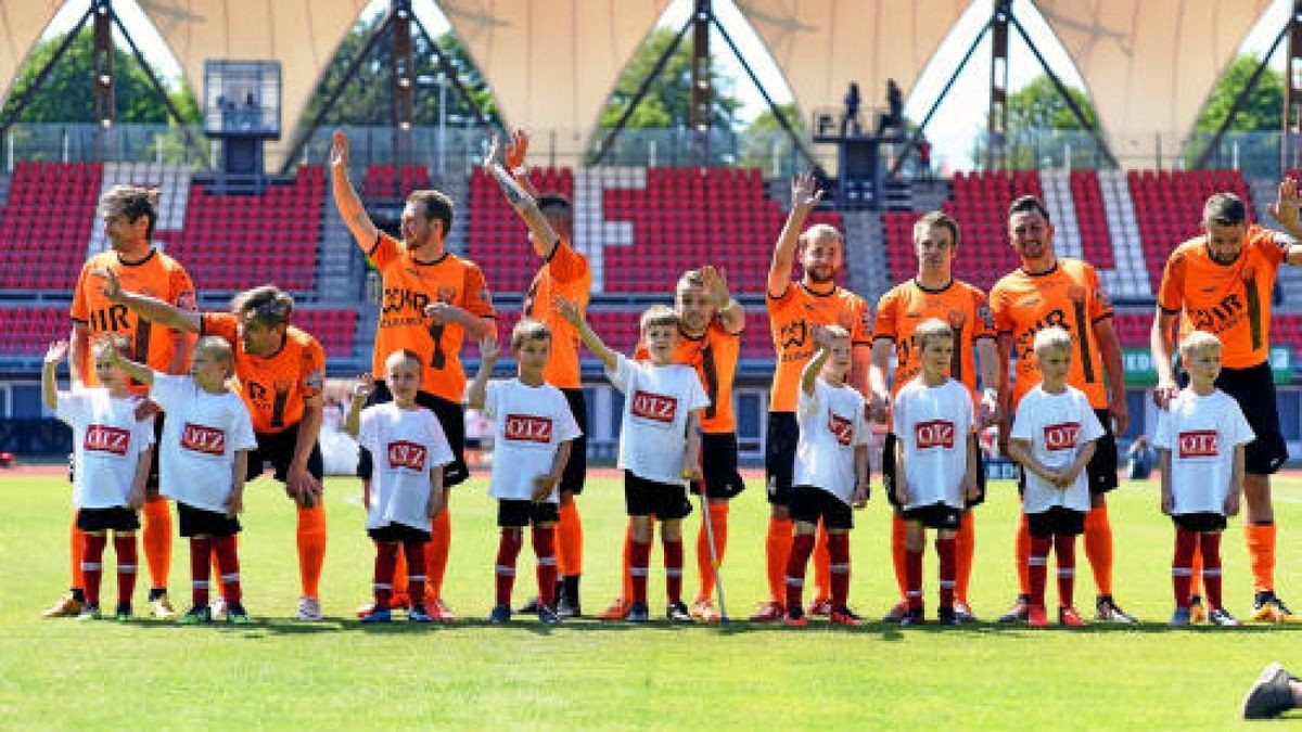 Landespokalfinale BSG Wismut Gera - FC Carl Zeiss Jena Die Geraer begrüßen die Zuschauer.