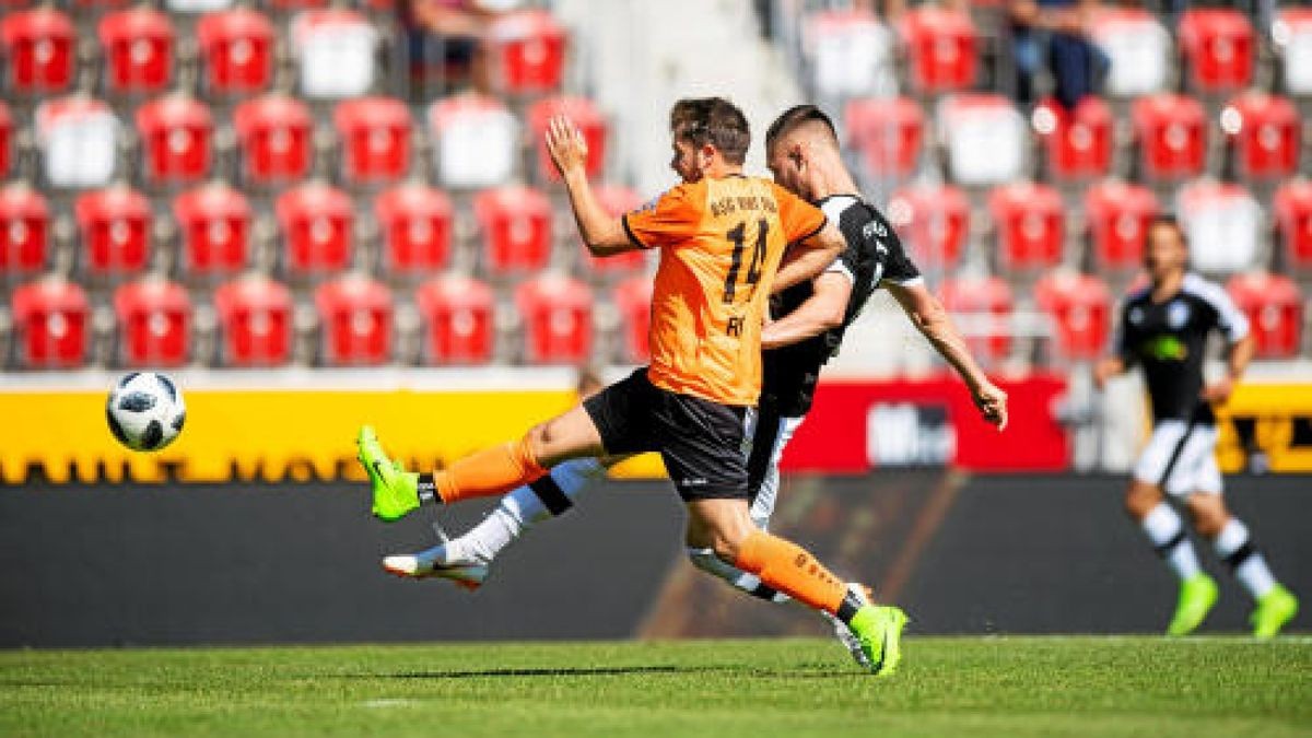 21/05/2018-Erfurt: Fussball Koestritzer Thueringen Pokal 2018 / Landespokal - Finale / Steigerwaldstadion / BSG Wismut Gera - FC Carl Zeiss Jena / im Foto: Maximilian Wolfram #8 (FC Carl Zeiss Jena) erzielt in dieser Szene den 4:0-Treffer fuer Jena. (Foto: Sascha Fromm / Thueringer Allgemeine)