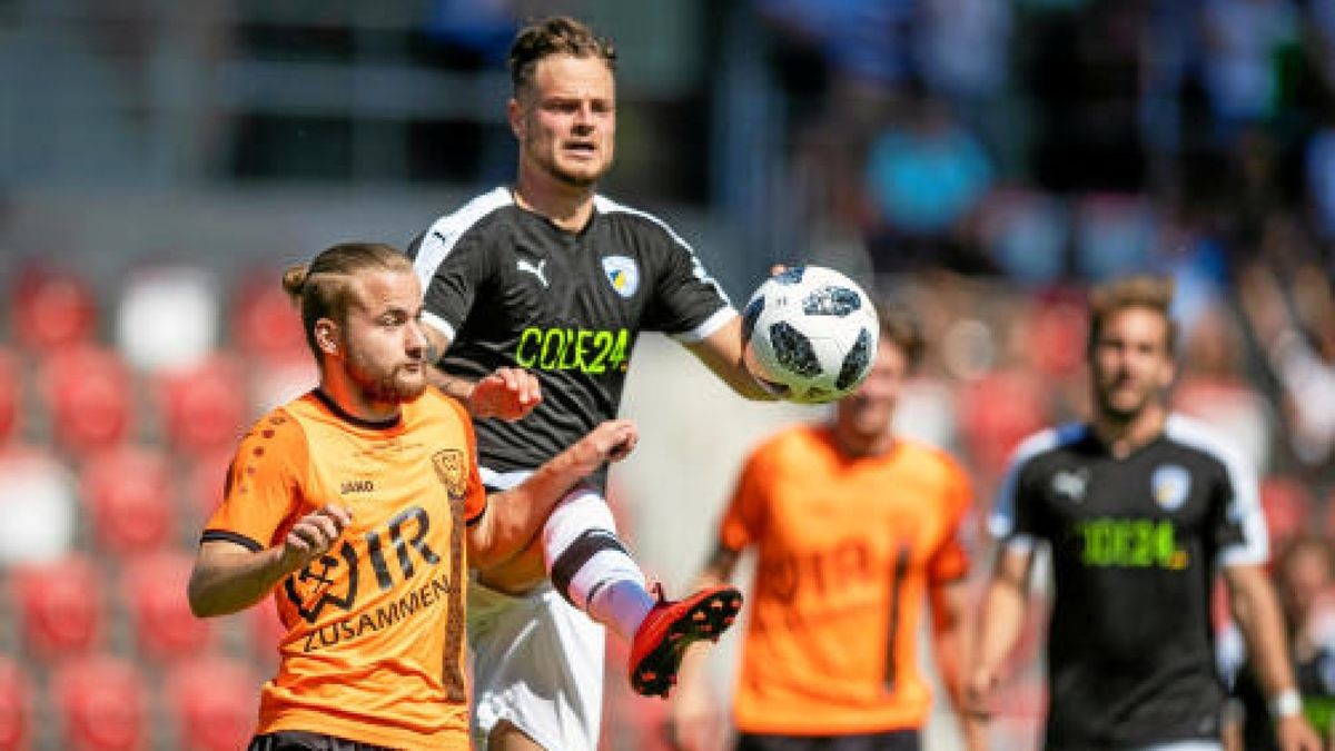 21/05/2018-Erfurt: Fussball Koestritzer Thueringen Pokal 2018 / Landespokal - Finale / Steigerwaldstadion / BSG Wismut Gera - FC Carl Zeiss Jena / im Foto: Timmy Thiele #7 (FC Carl Zeiss Jena) im Zweikampf mit Timo Slawik #4 (BSG Wismut Gera) (Foto: Sascha Fromm / Thueringer Allgemeine)