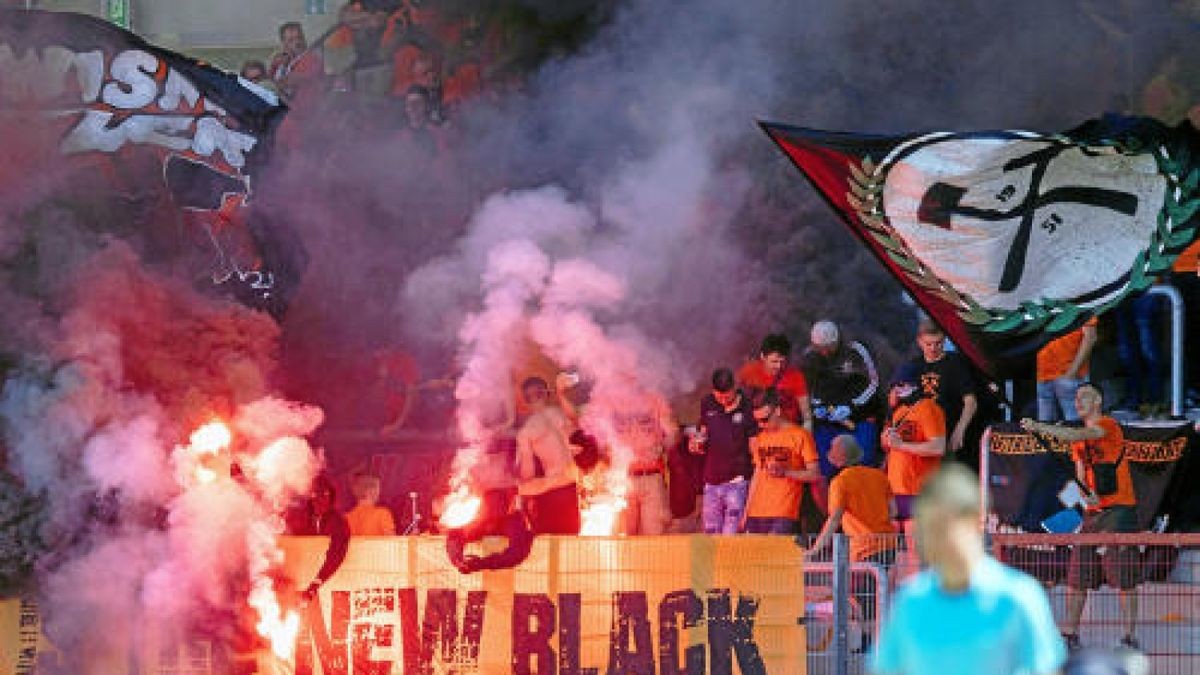 21/05/2018-Erfurt: Fussball Koestritzer Thueringen Pokal 2018 / Landespokal - Finale / Steigerwaldstadion / BSG Wismut Gera - FC Carl Zeiss Jena / im Foto: Pyrotechniik im Geraer Fanblock (Foto: Sascha Fromm / Thueringer Allgemeine)