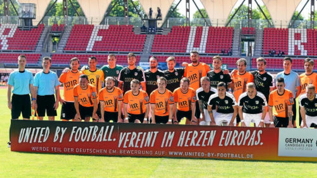 Landespokalfinale BSG Wismut Gera - FC Carl Zeiss Jena Gemeinsames Teamfoto