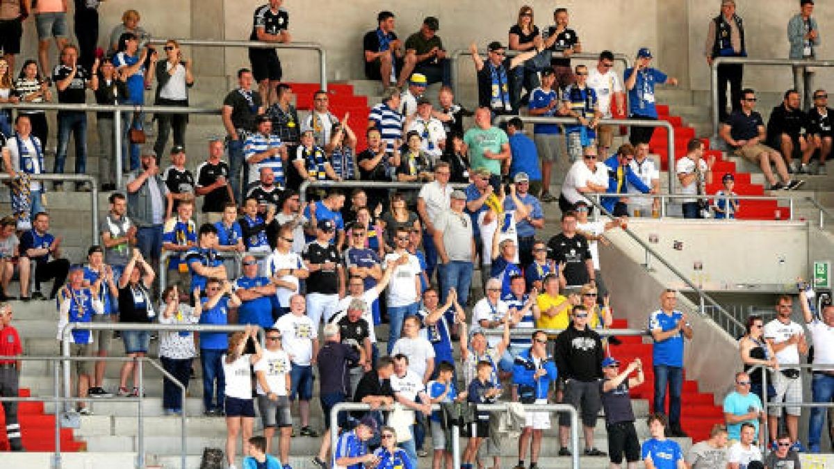 Landespokalfinale BSG Wismut Gera - FC Carl Zeiss Jena Jenaer Fans im Steigerwaldstadion