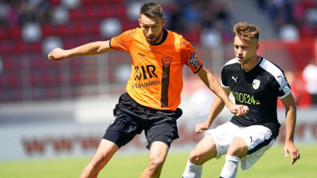 Landespokalfinale BSG Wismut Gera - FC Carl Zeiss Jena Andreas Luck (BSG Wismut Gera, links) und Dennis Slamar (FC Carl Zeiss Jena)