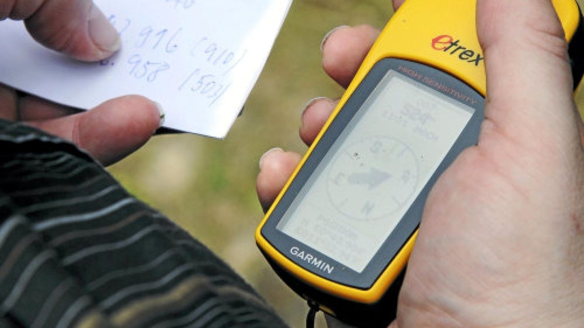 Blick auf das GPS-Gerät: Die Geocacher folgen akribisch den Daten-Spuren.Foto: Peter Cissek