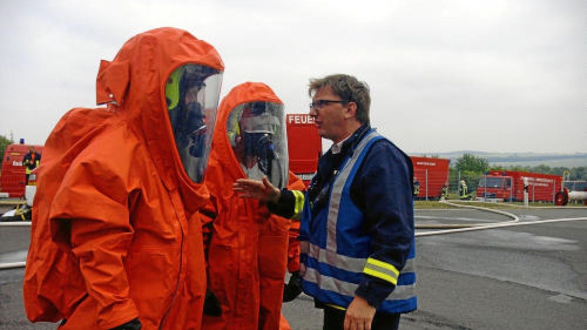 Eine Chemie-Havarie löste am Montag, dem 12. Juni, einen Großeinsatz von sechs Feuerwehren im Gewerbegebiet an der B 87 bei Oberroßla aus.