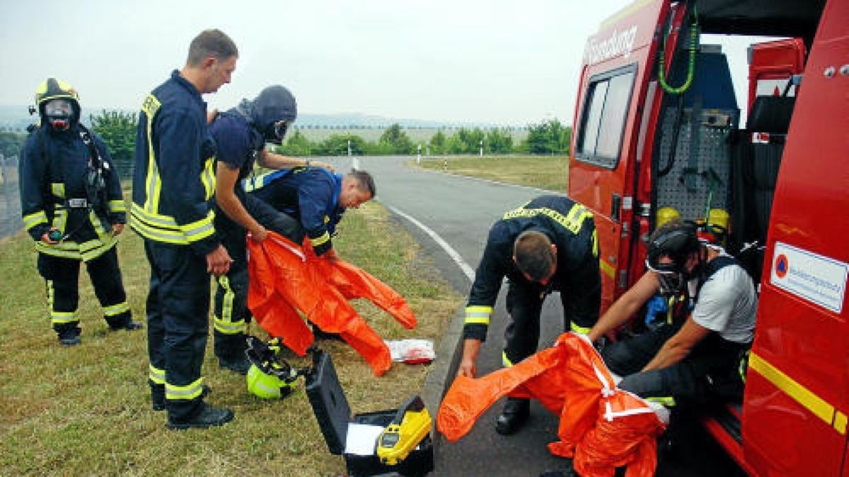 Ebenso prophylaktisch nahmen die Rettungssanitäter drei Mitarbeiter mit ins Krankenhaus, allerdings durften sich diese kurz darauf wieder abholen lassen.