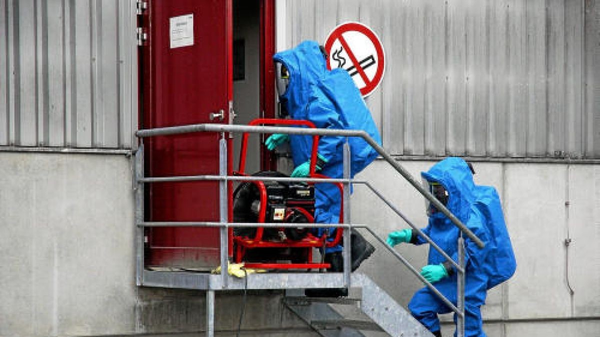 In zwei Einsätzen spülten Feuerwehrleute aus Apolda und Niederroßla die betroffenen Bereiche gründlich mit Wasser aus und ließen ...