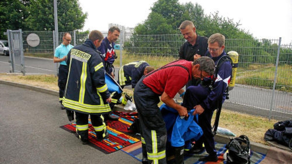 Eine Chemie-Havarie löste am Montag, dem 12. Juni, einen Großeinsatz von sechs Feuerwehren im Gewerbegebiet an der B 87 bei Oberroßla aus.