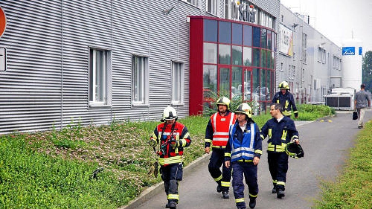 Eine Chemie-Havarie löste am Montag, dem 12. Juni, einen Großeinsatz von sechs Feuerwehren im Gewerbegebiet an der B 87 bei Oberroßla aus.