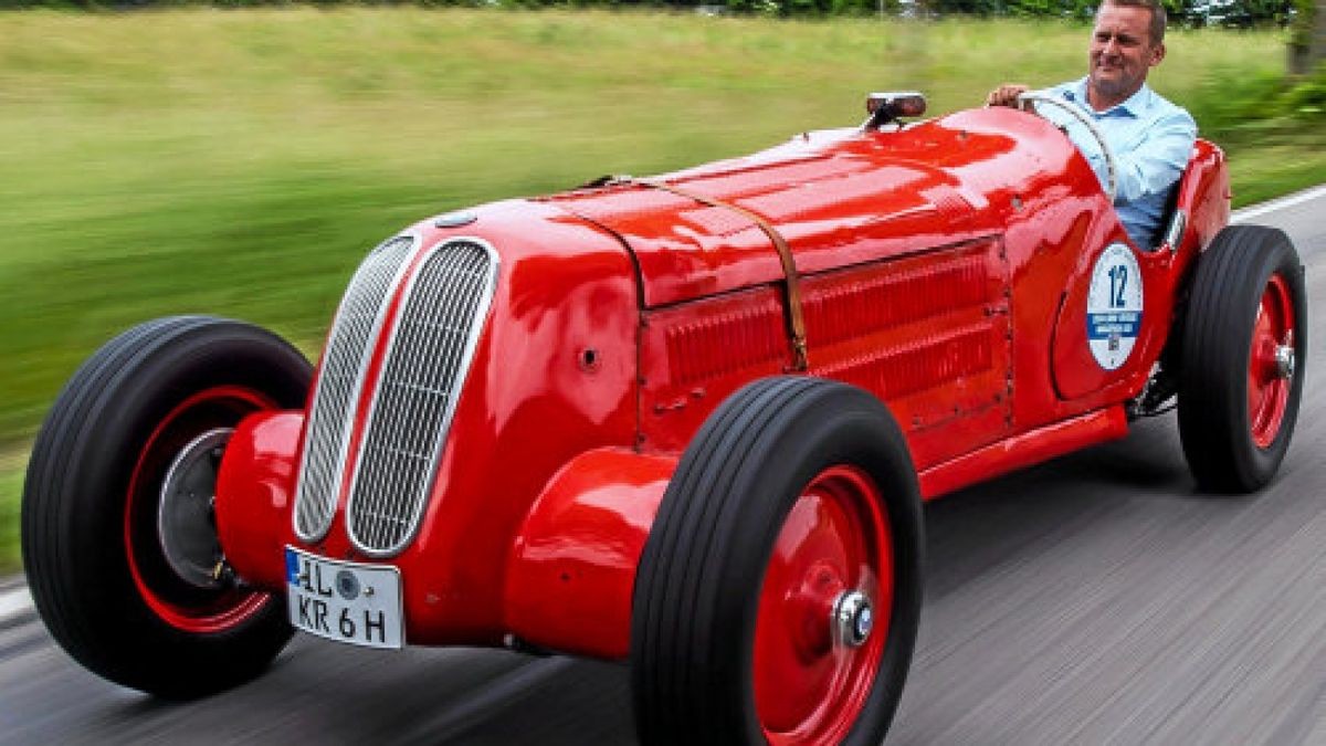 12/06/2018-Ilmenau: Marek Schramm praesentiert seinen im Jahr 2017 erworbenen BMW-Rennwagen KR 6 mit Kompressor aus dem Jahr 1934. Schramm will mit dem Fahrzeug erstmals beim diesjaehrigen Gabelbach-Bergrennen, dem aeltesten Bergrennens der Welt, teilnehmen. (Foto: Sascha Fromm / Thueringer Allgemeine)Foto: Sascha Fromm