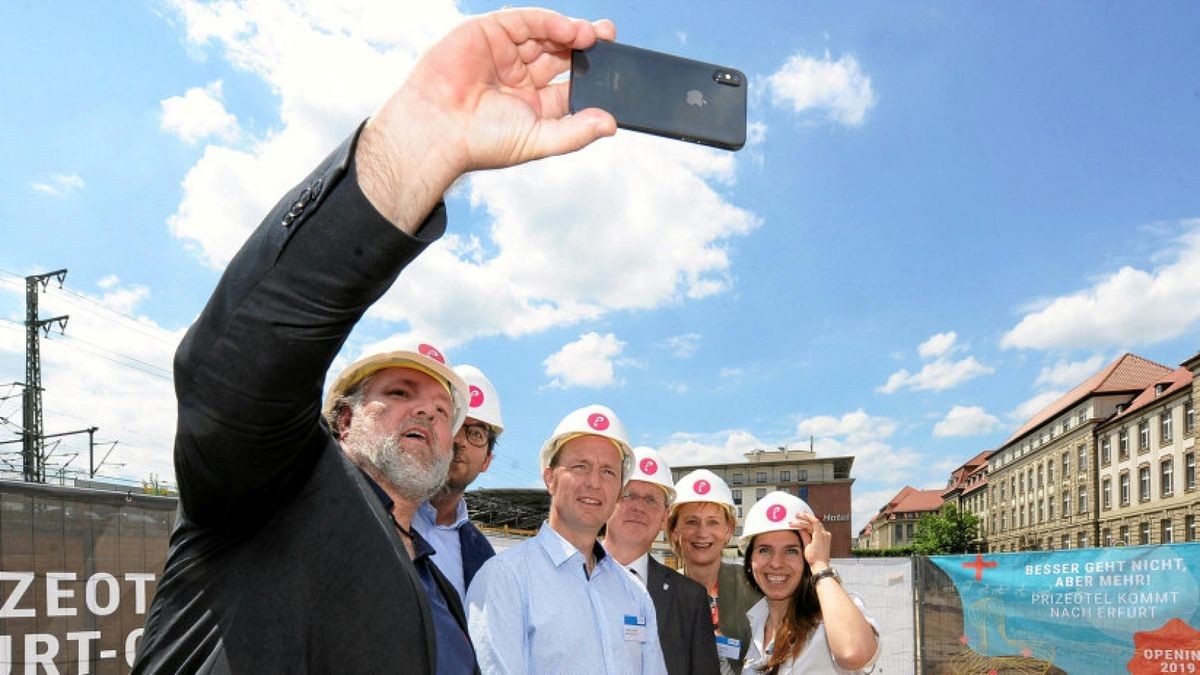 Prizeotel-Chef Marco Nussbaum macht ein Selfie vom Spatenstich mit Investor Maximilian May, Erfurts Wirtschaftsdezernenten Steffen Linnert, Thüringens Ministerpräsidenten Bodo Ramelow, LEG-Chefin Sabine Wosche sowie Thüringens Wirtschafts-Staatssekretärin Valentina Kerst (von links).