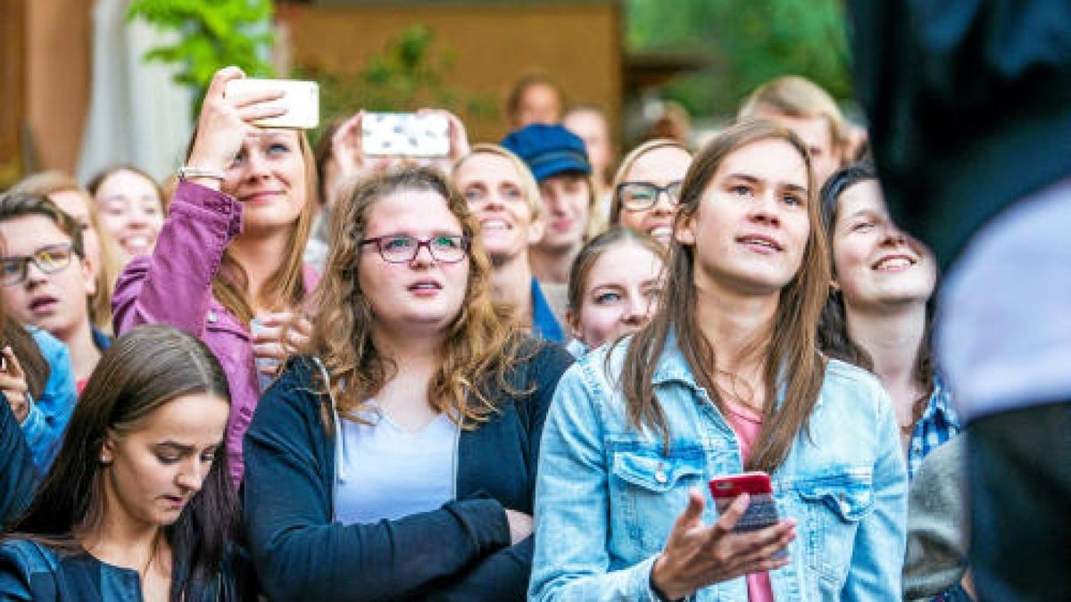 Die Clueso-Anhängerschaft ist lauscht gebannt. Foto: Sascha Fromm