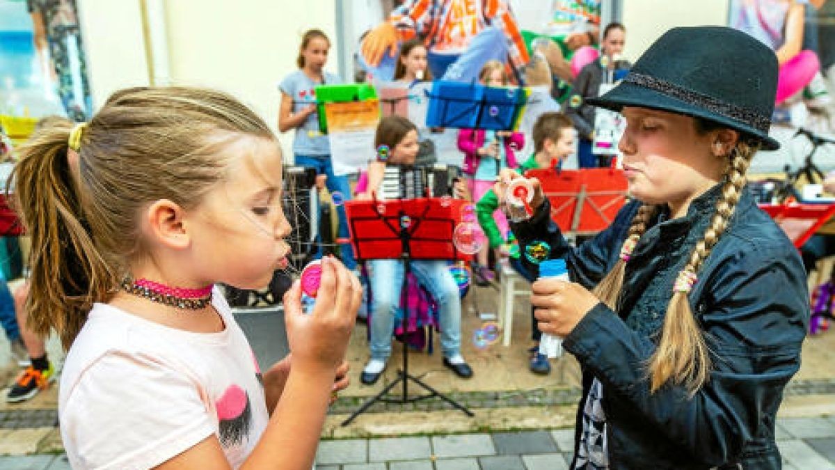 Ein lauer Sommerabend, eine leichte Brise und ganz viel Musik. Das ist der Mix, für den die Fête de la Musique mittlerweile europaweit bekannt und beliebt ist und der am Donnerstagabend zum ersten mal in die Mühlhäuser Innenstadt einlud. Foto: Alexander Volkmann