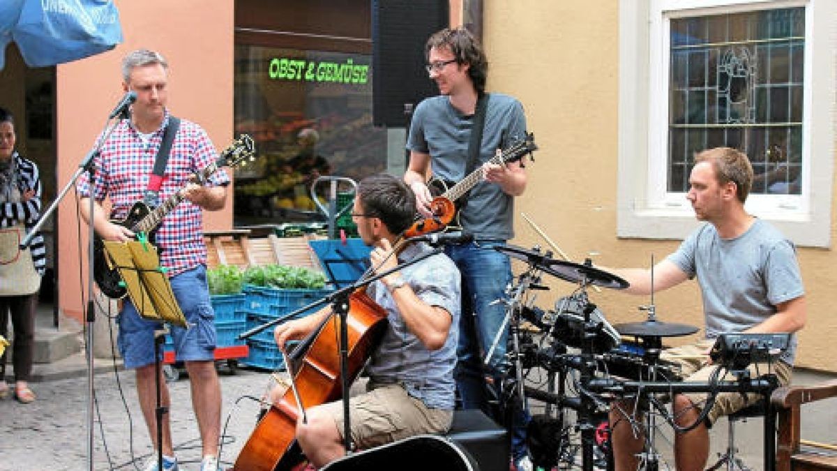 Vor dem Gasthaus Zur Noll spielte die Band Woodloose.