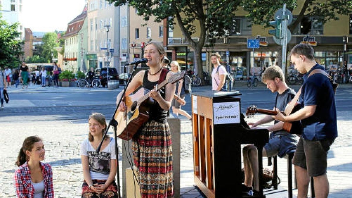 Am Holzmarkt haben sich junge Leute zusammengefunden, um ihr Publikum bei der Fete de la Musique 2018 in Jena mit sanften Klängen zu erfreuen.