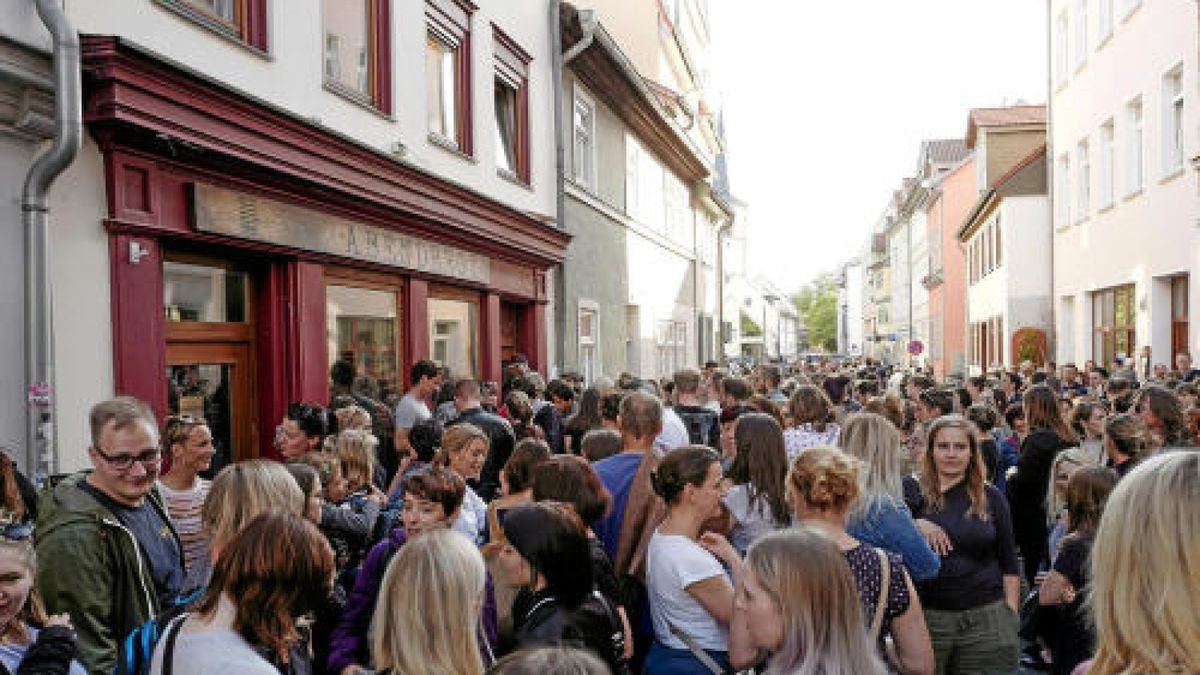 Zahlreiche Menschen hatten sich vor einem Lokal in der Augustinerstraße versammelt. Foto: Jörg Carstensen