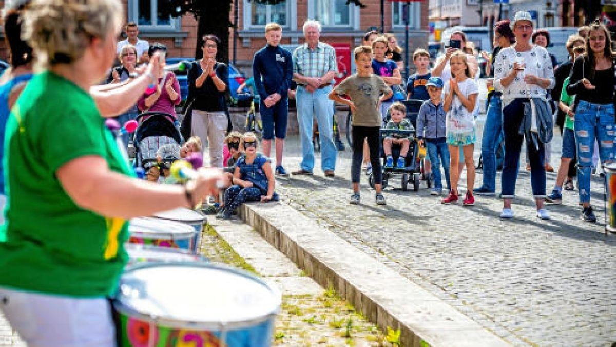 Ein lauer Sommerabend, eine leichte Brise, ein guter Schluck und ganz viel Musik. Das ist der Mix, für den die Fête de la Musique mittlerweile europaweit bekannt und beliebt ist und der am Donnerstagabend zum ersten mal in die Mühlhäuser Innenstadt einlud. Foto: Alexander Volkmann