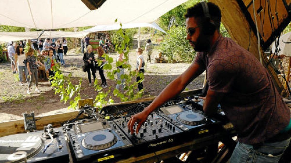 Mit der Fete de la Musique wird alljährlich am 21. Juni der Sommer in Erfurt begrüßt. Foto: Jörg Carstensen/dpa