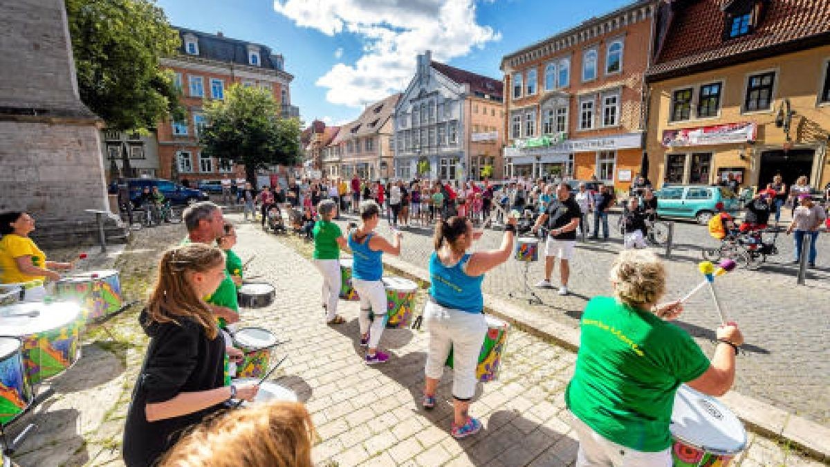 Ein lauer Sommerabend, eine leichte Brise, ein guter Schluck und ganz viel Musik. Das ist der Mix, für den die Fête de la Musique mittlerweile europaweit bekannt und beliebt ist und der am Donnerstagabend zum ersten mal in die Mühlhäuser Innenstadt einlud. Foto: Alexander Volkmann