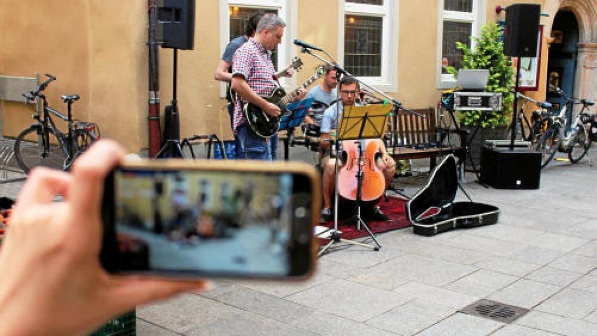 Viele Zuschauer filmen bei der Fete de la musique in Jena die Auftritte. Hier Woodloose vorm Gasthaus Zur Noll.