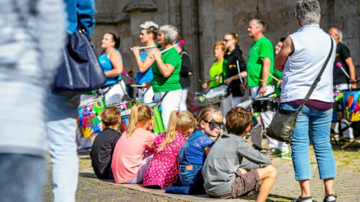 Ein lauer Sommerabend, eine leichte Brise, ein guter Schluck und ganz viel Musik. Das ist der Mix, für den die Fête de la Musique mittlerweile europaweit bekannt und beliebt ist und der am Donnerstagabend zum ersten mal in die Mühlhäuser Innenstadt einlud. Foto: Alexander Volkmann