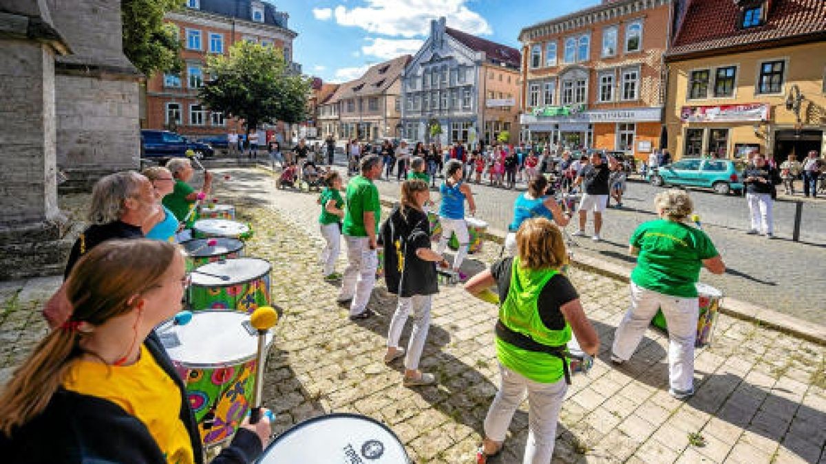 Ein lauer Sommerabend, eine leichte Brise, ein guter Schluck und ganz viel Musik. Das ist der Mix, für den die Fête de la Musique mittlerweile europaweit bekannt und beliebt ist und der am Donnerstagabend zum ersten mal in die Mühlhäuser Innenstadt einlud. Foto: Alexander Volkmann