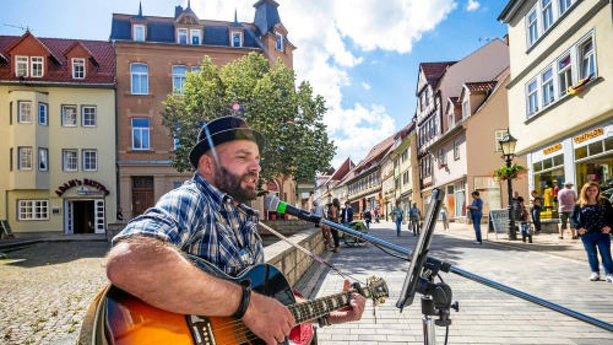 Am unteren Steinweg, vor der Allerheiligenkirche, hatte sich Steve Rettelbusch mit seiner Gitarre in Stellung gebracht. Der Mühlhäuser spielt in seiner Freizeit auf Hochzeiten und Firmenfeiern und hatte beim Musikerstammtisch erfahren, dass es in diesem Jahr die Fête de la Musique in Mühlhausen geben soll. Foto: Alexander Volkmann