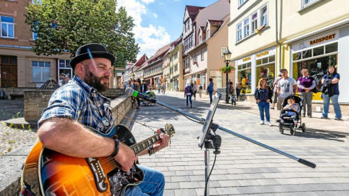 Am unteren Steinweg, vor der Allerheiligenkirche, hatte sich Steve Rettelbusch mit seiner Gitarre in Stellung gebracht. Der Mühlhäuser spielt in seiner Freizeit auf Hochzeiten und Firmenfeiern und hatte beim Musikerstammtisch erfahren, dass es in diesem Jahr die Fête de la Musique in Mühlhausen geben soll. Foto: Alexander Volkmann