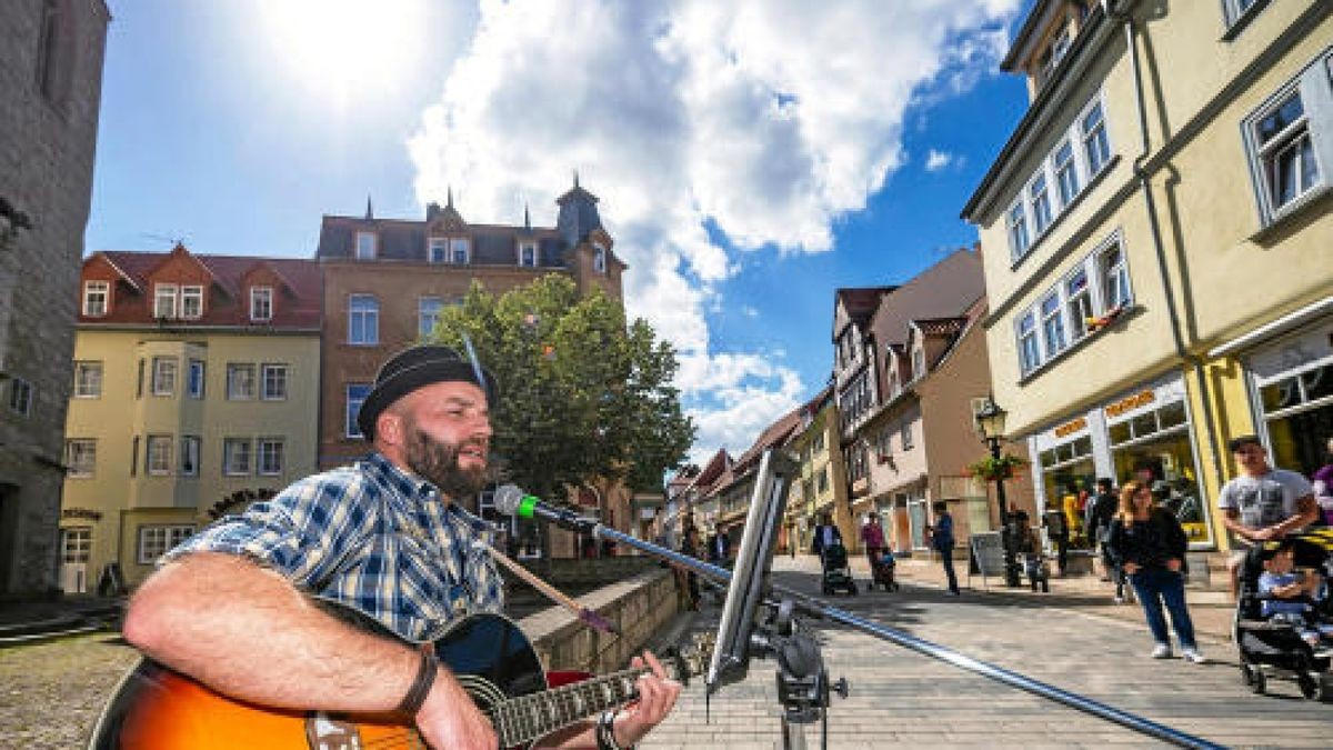 Am unteren Steinweg, vor der Allerheiligenkirche, hatte sich Steve Rettelbusch mit seiner Gitarre in Stellung gebracht. Der Mühlhäuser spielt in seiner Freizeit auf Hochzeiten und Firmenfeiern und hatte beim Musikerstammtisch erfahren, dass es in diesem Jahr die Fête de la Musique in Mühlhausen geben soll. Foto: Alexander Volkmann