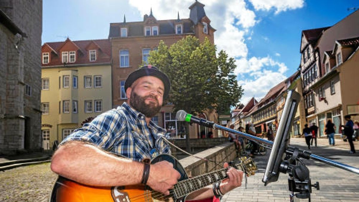 Am unteren Steinweg, vor der Allerheiligenkirche, hatte sich Steve Rettelbusch mit seiner Gitarre in Stellung gebracht. Der Mühlhäuser spielt in seiner Freizeit auf Hochzeiten und Firmenfeiern und hatte beim Musikerstammtisch erfahren, dass es in diesem Jahr die Fête de la Musique in Mühlhausen geben soll. Foto: Alexander Volkmann