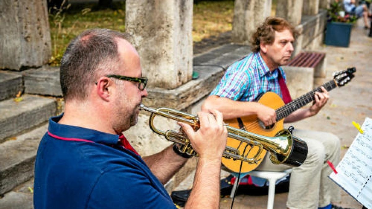 Ein lauer Sommerabend, eine leichte Brise, ein guter Schluck und ganz viel Musik. Das ist der Mix, für den die Fête de la Musique mittlerweile europaweit bekannt und beliebt ist und der am Donnerstagabend zum ersten mal in die Mühlhäuser Innenstadt einlud. Foto: Alexander Volkmann