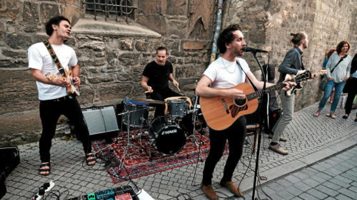 Fete de la Musique in der Erfurter Innenstadt mit Captain Capa auf dem Dach der Engelsburg, Mbp und Magma im Kulturquartier, Chameleon Walk am Domplatz und vielen anderen. Foto: Frank Karmeyer