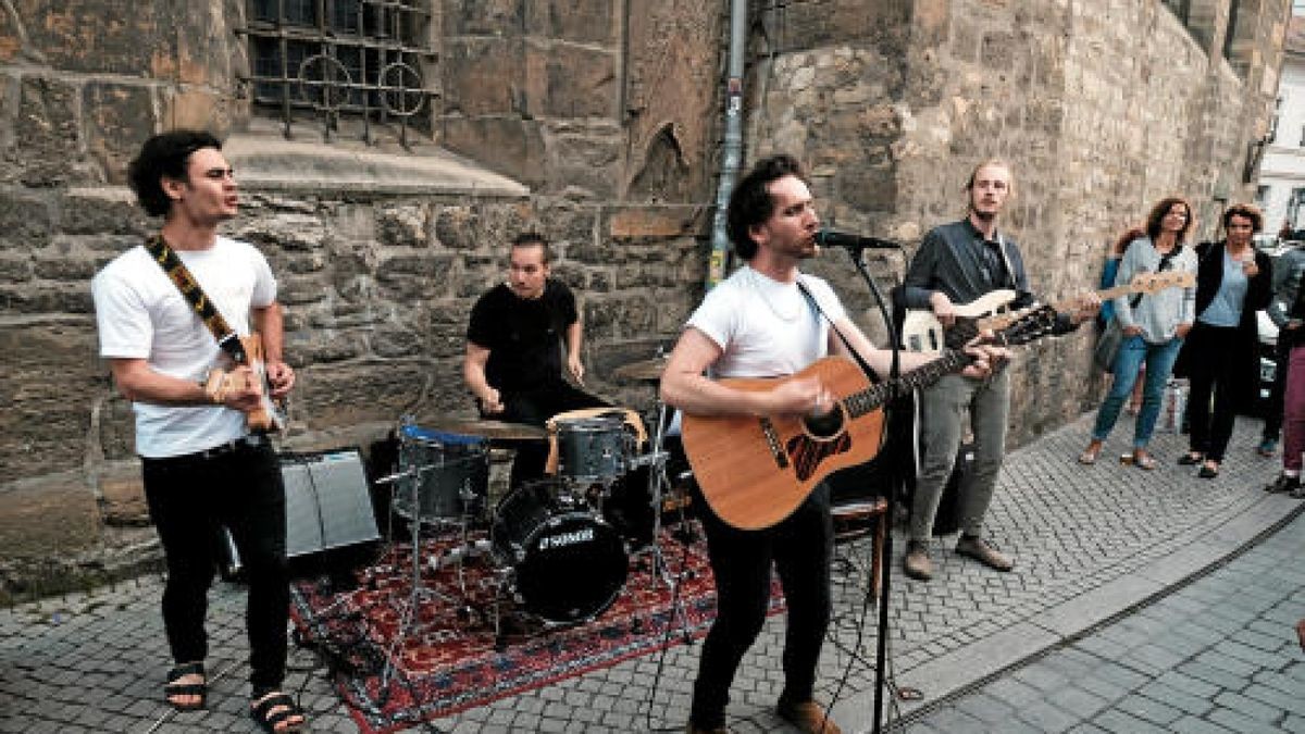 Fete de la Musique in der Erfurter Innenstadt mit Captain Capa auf dem Dach der Engelsburg, Mbp und Magma im Kulturquartier, Chameleon Walk am Domplatz und vielen anderen. Foto: Frank Karmeyer