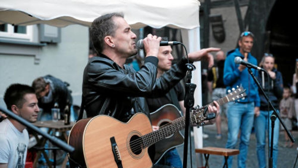 Fete de la Musique in der Erfurter Innenstadt mit Captain Capa auf dem Dach der Engelsburg, Mbp und Magma im Kulturquartier, Chameleon Walk am Domplatz und vielen anderen. Foto: Frank Karmeyer