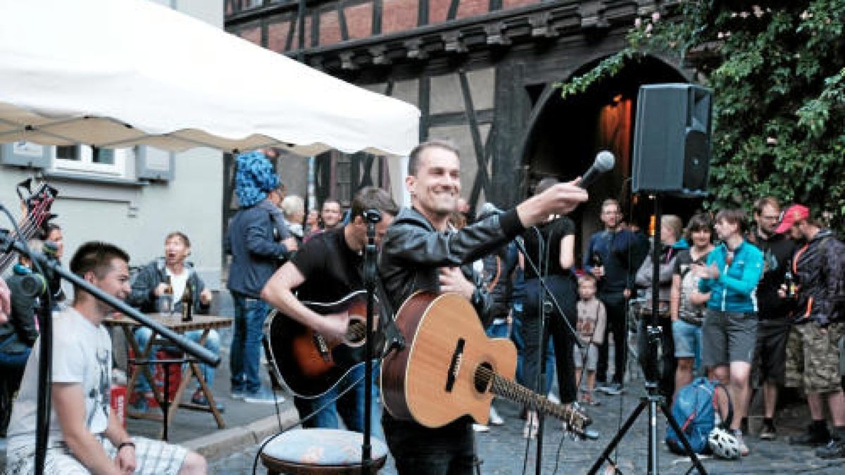 Fete de la Musique in der Erfurter Innenstadt mit Captain Capa auf dem Dach der Engelsburg, Mbp und Magma im Kulturquartier, Chameleon Walk am Domplatz und vielen anderen. Foto: Frank Karmeyer