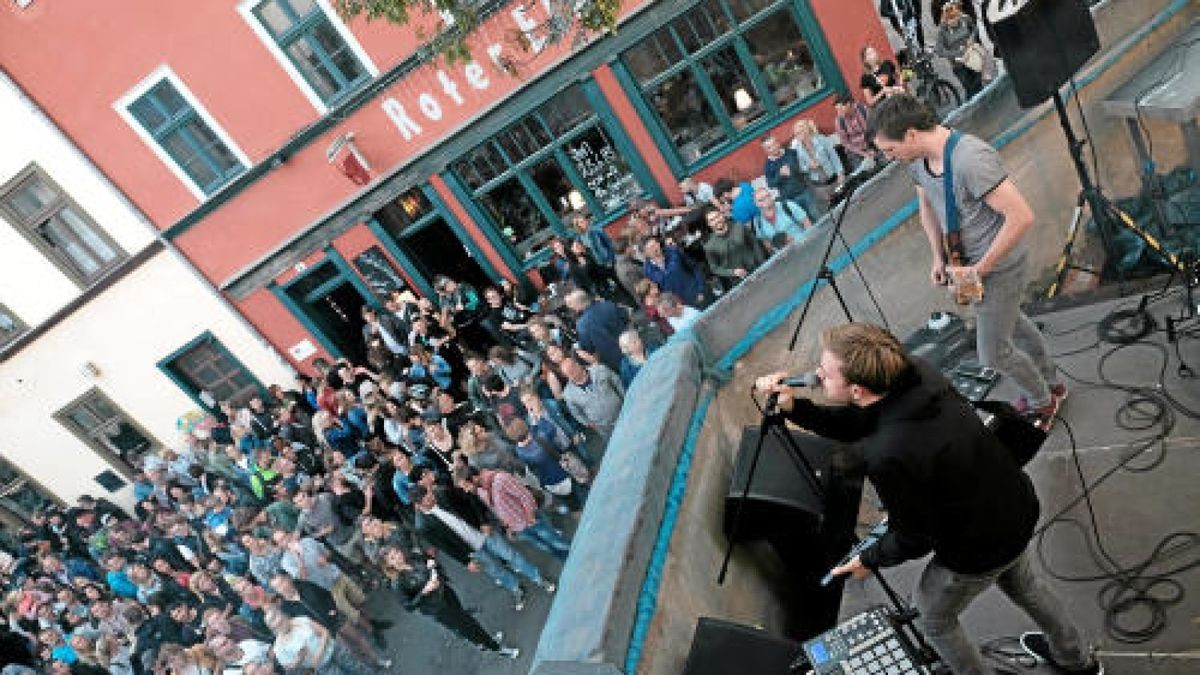 Fete de la Musique in der Erfurter Innenstadt mit Captain Capa auf dem Dach der Engelsburg, Mbp und Magma im Kulturquartier, Chameleon Walk am Domplatz und vielen anderen. Foto: Frank Karmeyer